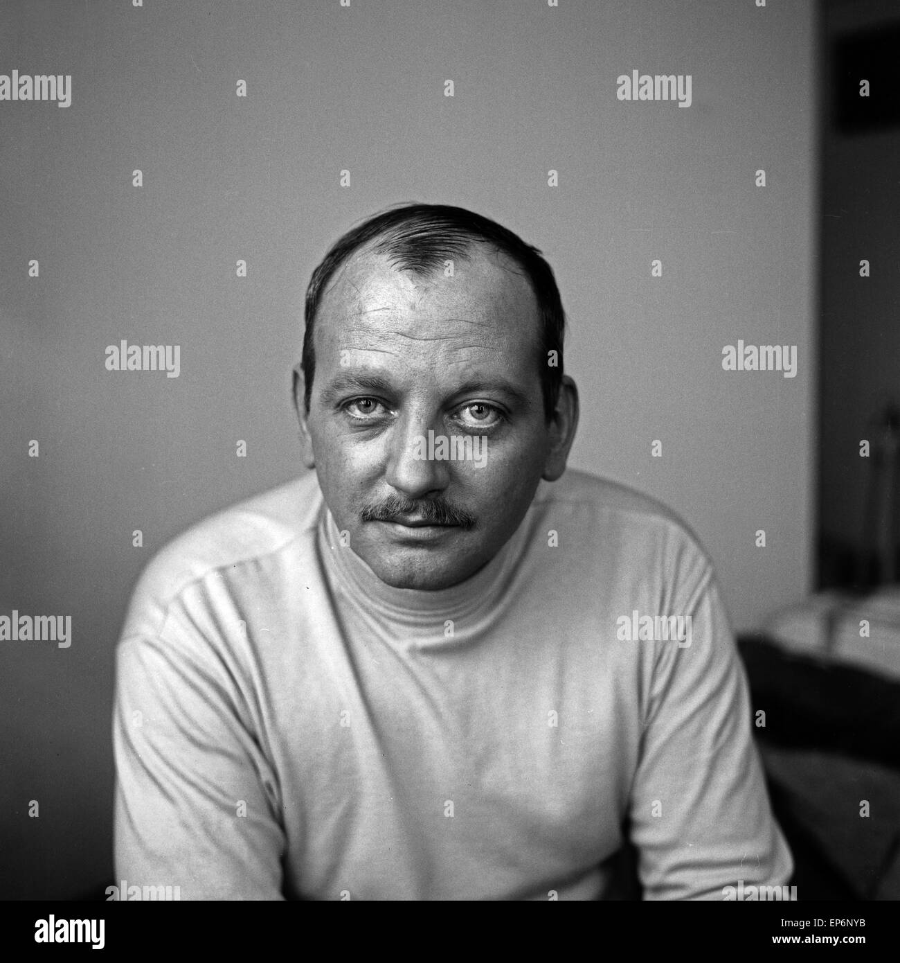 Deutscher Schauspieler und Synchronsprecher Herbert Fleischmann in Hamburg, Deutschland 1960er Jahre. German actor and dubbin Stock Photo