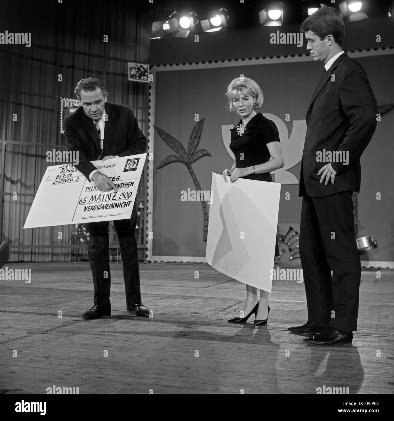 Vergißmeinnicht, Fernsehshow, Deutschland 1964, Moderator Peter Frankenfeld zeigt die Einsendeadresse an. Stock Photo