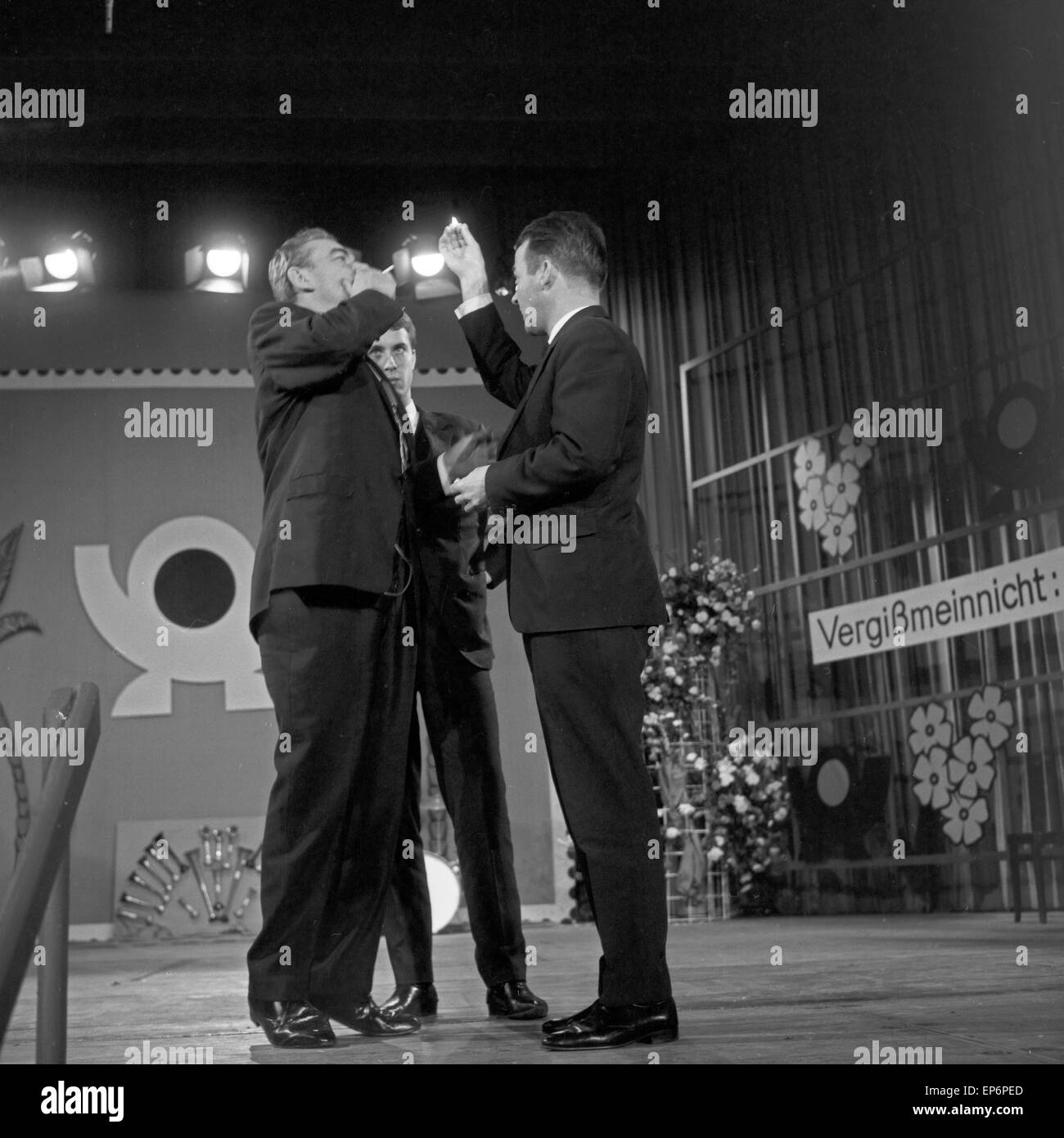 Vergißmeinnicht, Fernsehshow, Deutschland 1964, Moderator Peter Frankenfeld bei einem Spiel mit Kandidaten Stock Photo