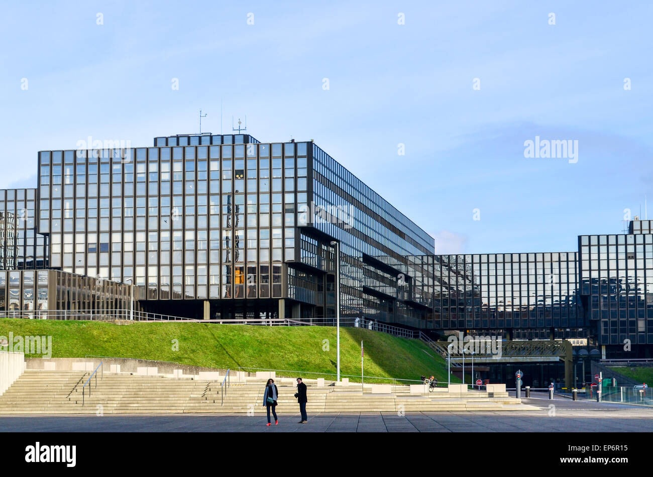Tourists at the European Commission (Bâtiment Jean Monnet) in the European Quarter, Kirchberg, Luxembourg Stock Photo