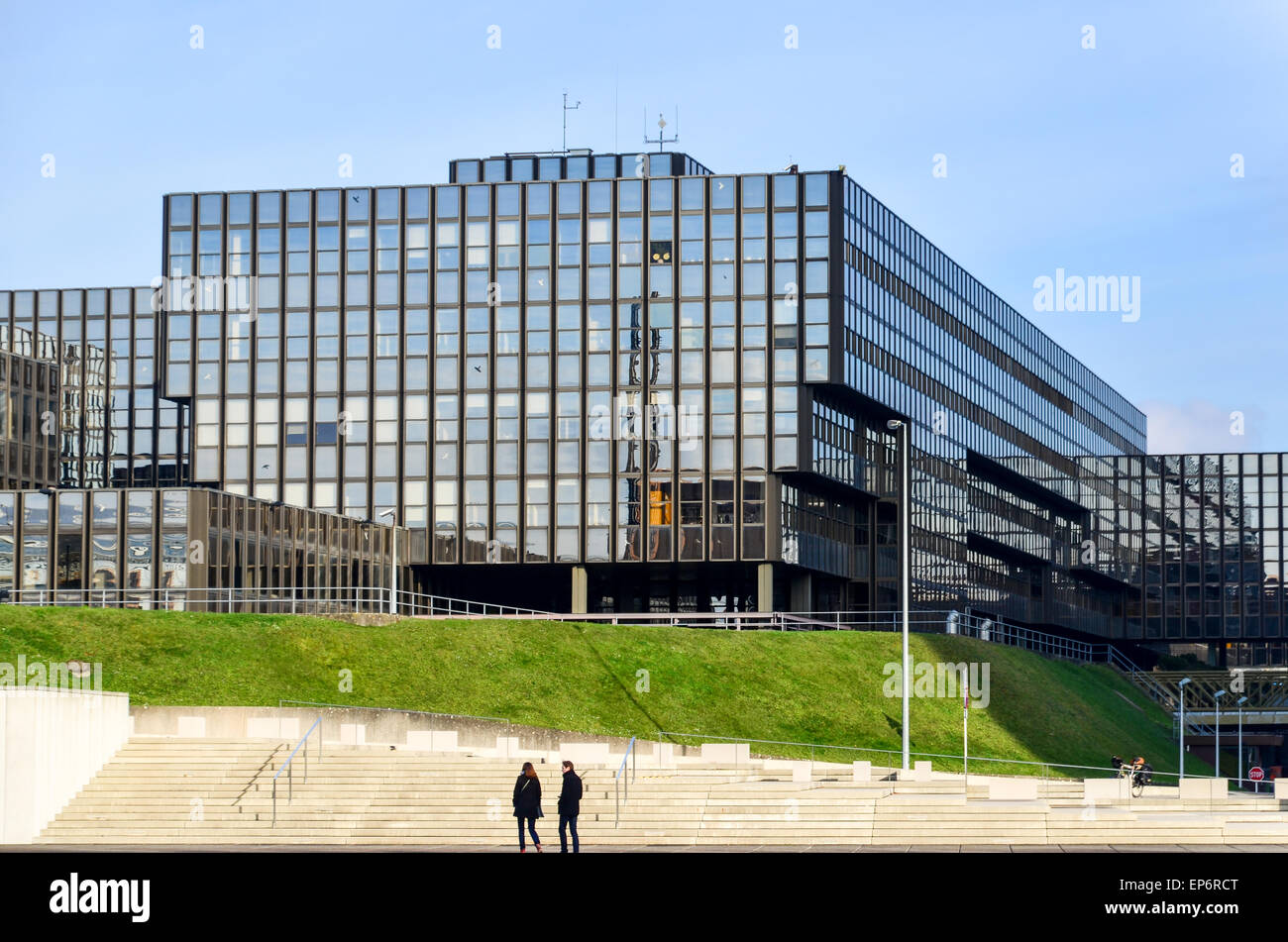 Tourists at the European Commission (Bâtiment Jean Monnet) in the European Quarter, Kirchberg, Luxembourg Stock Photo