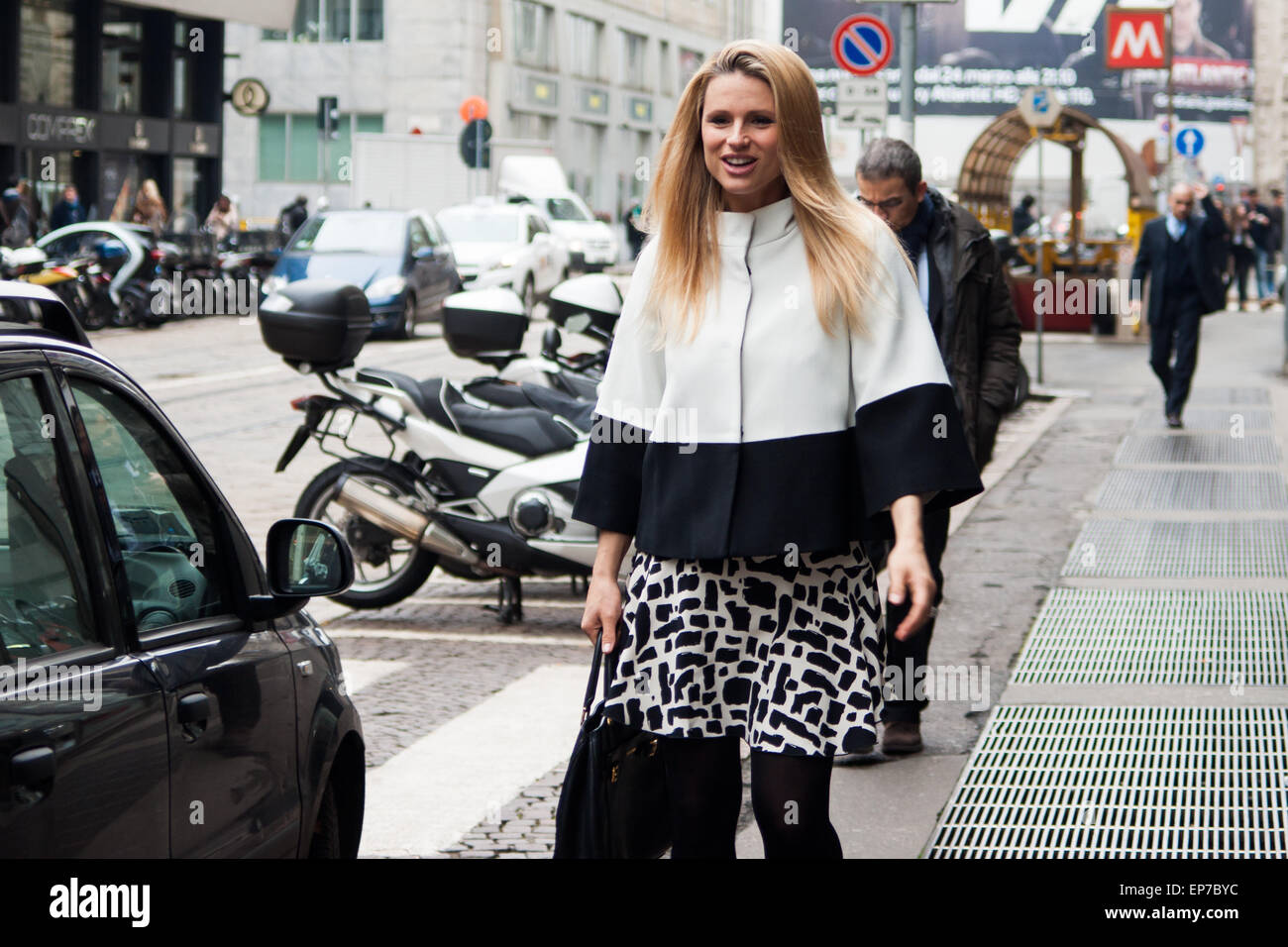 Michelle hunziker esce di casa dopo la nascita di Celeste Stock Photo