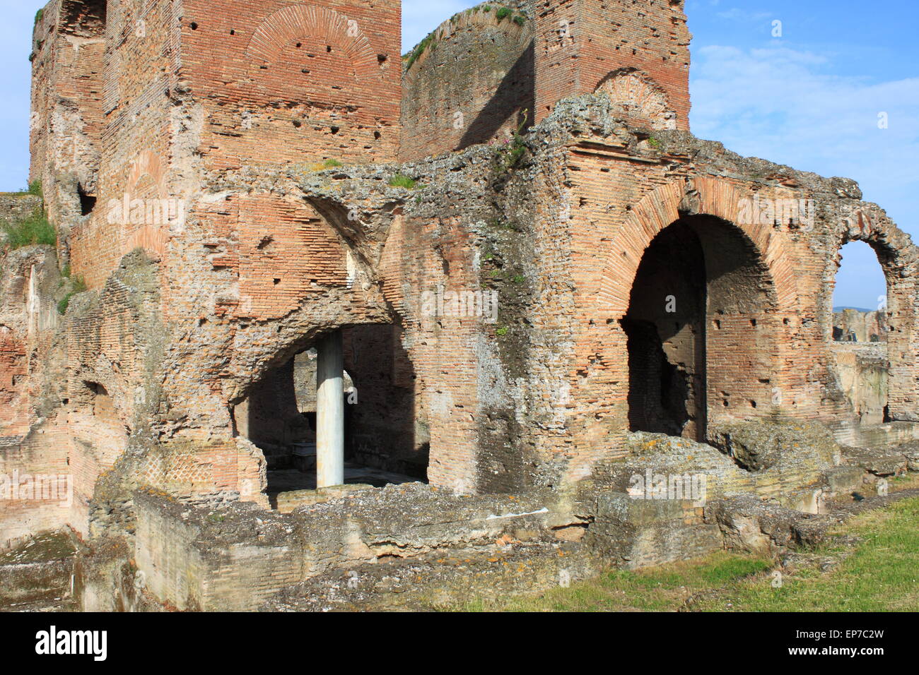 Villa in ruins hi-res stock photography and images - Alamy