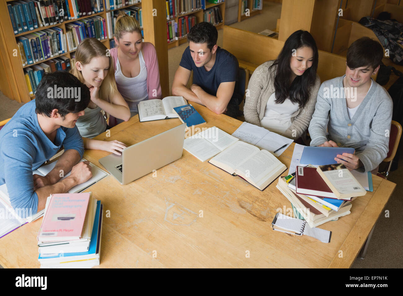 Преподавание в университете. Красивый студент. Учебные занятия. Где занимаются студенты. Преподаватель вуза.