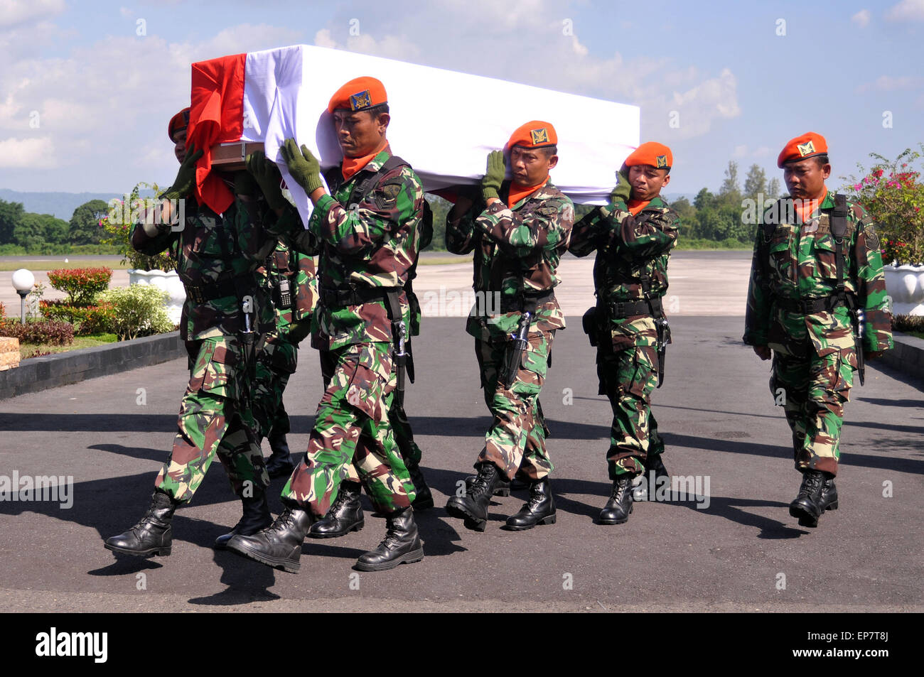 Yogyakarta, Indonesia. 14th May, 2015. A number of Indonesian National Army carrying the body of his wife Indonesian ambassador to Pakistan, Burhan Muhammad Heri Listyawati of CN A2905 Yogyakarta Adisucipto airport, Thursday, May 14, 2015. Some of the victims were killed in the crash. Victims include Malaysian ambassador's wife to Pakistan, Ambassador of Norway to Pakistan and the Philippines Ambassador to Pakistan. The delegation is scheduled to attend the inauguration of a project that was built by the Pakistan Air Force. The project is intended for tourist projects. (Credit Image: © Slamet Stock Photo