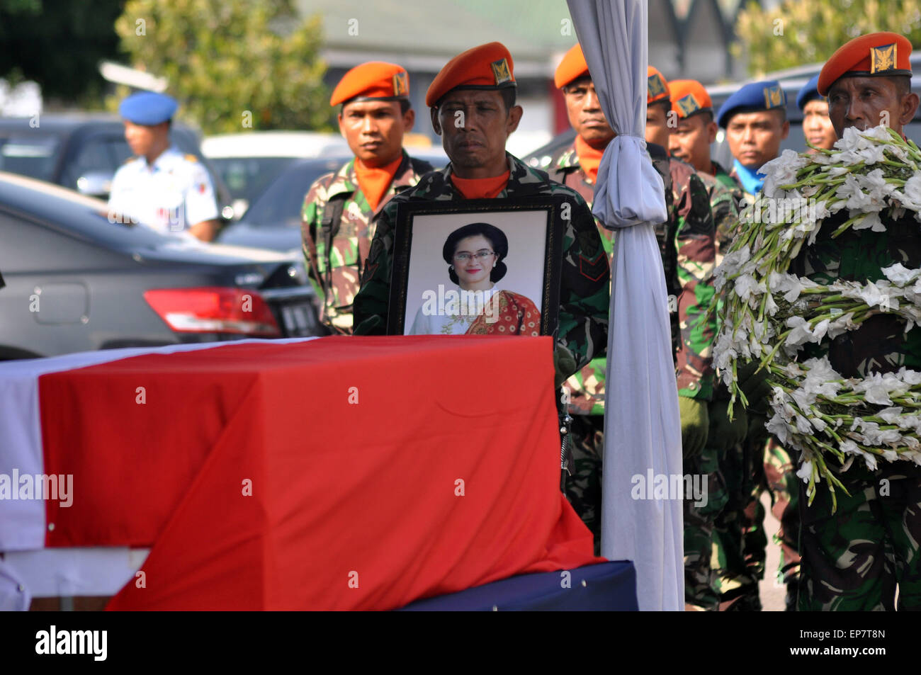 Yogyakarta, Indonesia. 14th May, 2015. A number of Indonesian National Army carrying the body of his wife Indonesian ambassador to Pakistan, Burhan Muhammad Heri Listyawati of CN A2905 Yogyakarta Adisucipto airport, Thursday, May 14, 2015. Some of the victims were killed in the crash. Victims include Malaysian ambassador's wife to Pakistan, Ambassador of Norway to Pakistan and the Philippines Ambassador to Pakistan. The delegation is scheduled to attend the inauguration of a project that was built by the Pakistan Air Force. The project is intended for tourist projects. (Credit Image: © Slamet Stock Photo