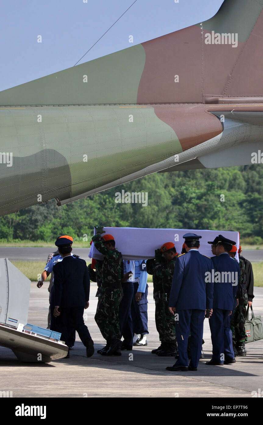Yogyakarta, Indonesia. 14th May, 2015. Some members of the TNI lifted his wife's body Indonesian ambassador to Pakistan, Burhan Muhammad Heri Listyawati of CN A2905 Yogyakarta Adisucipto airport, Thursday, May 14, 2015. Some of the victims were killed in the crash. Victims include Malaysian ambassador's wife to Pakistan, Ambassador of Norway to Pakistan and the Philippines Ambassador to Pakistan. The delegation is scheduled to attend the inauguration of a project that was built by the Pakistan Air Force. The project is intended for tourist projects. Credit:  Slamet Riyadi/ZUMA Wire/Alamy Live  Stock Photo