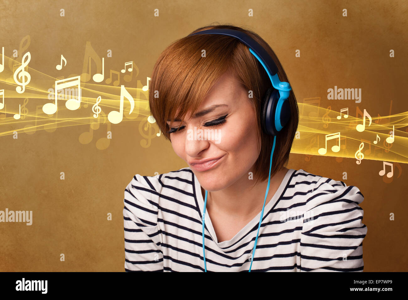 Young woman with headphones listening to music Stock Photo Alamy