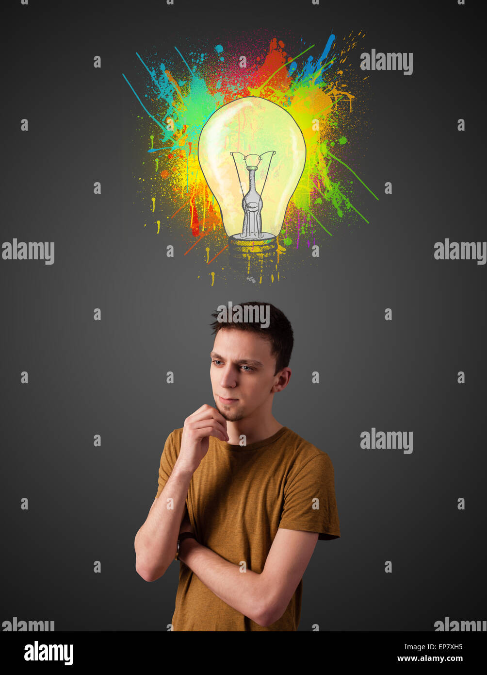 venlige vogn Af storm Young man thinking with lightbulb above his head Stock Photo - Alamy