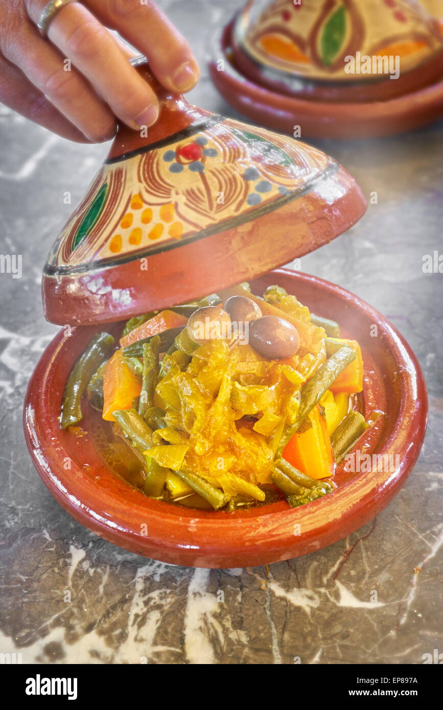 Tajine, tradizionale pentola di creta utilizzando per preparare verdure con  carne (tajine). Il Marocco Foto stock - Alamy