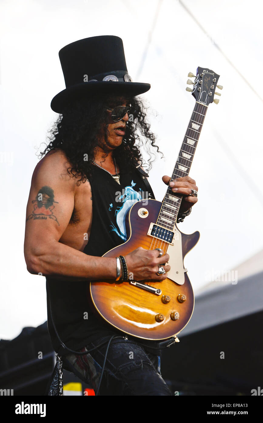 Slash guitarist hi-res stock photography and images - Alamy