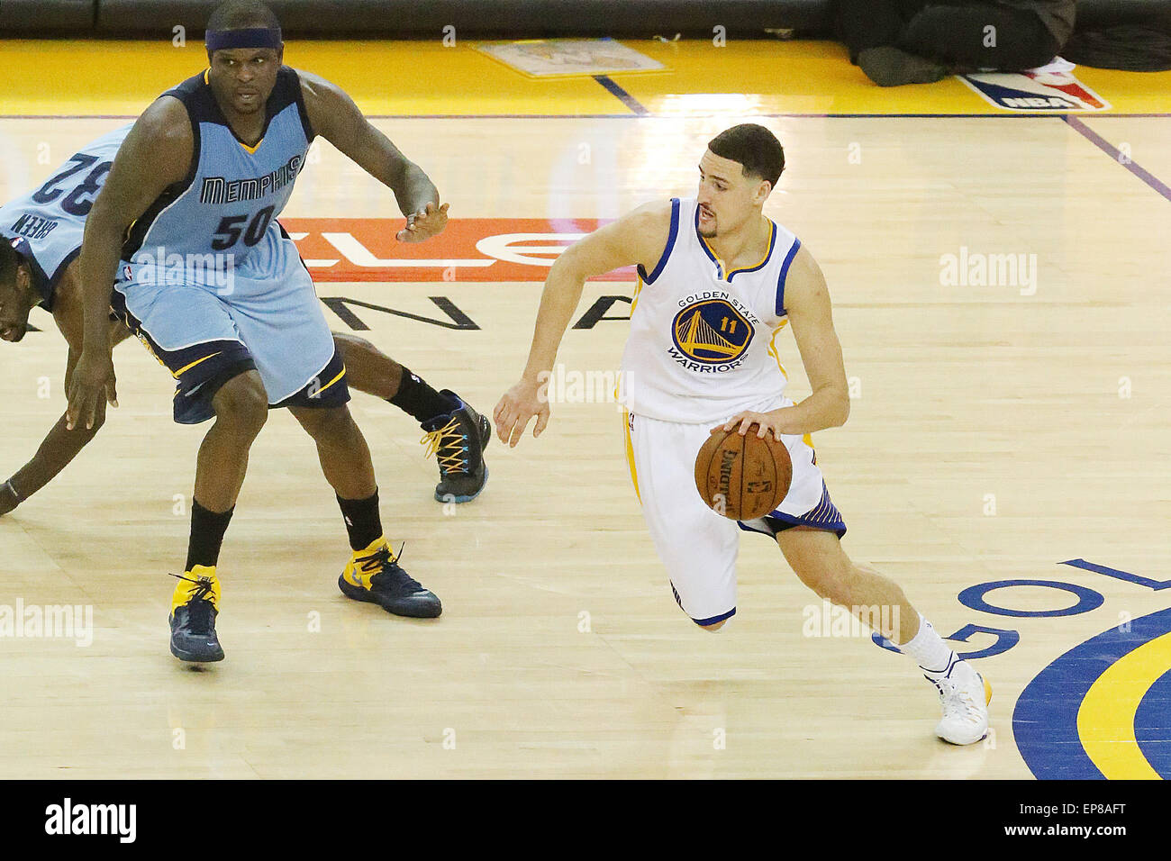 Napa, CA, USA. 14th May, 2015. The Golden State Warriors Klay Thompson drives past Zach Randolph and Jeff Green during their 98-78 victory over the Memphis Grizzlies at Oracle Arena in Oakland on Wednesday. The Warriors lead the series 3 games to 2. Credit:  Napa Valley Register/ZUMA Wire/Alamy Live News Stock Photo