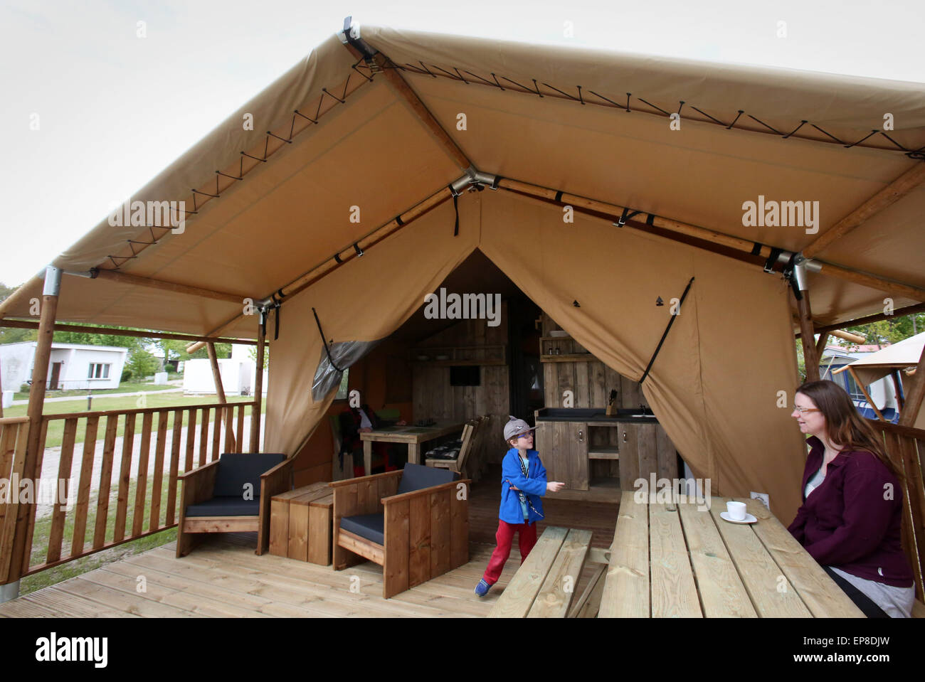 Rerik, Germany. 13th May, 2015. Guests look at a 'Glamping' tent at the  Rerik Campground on the Baltic Sea in Rerik, Germany, 13 May 2015. Glamping  - glamourous camping - is a
