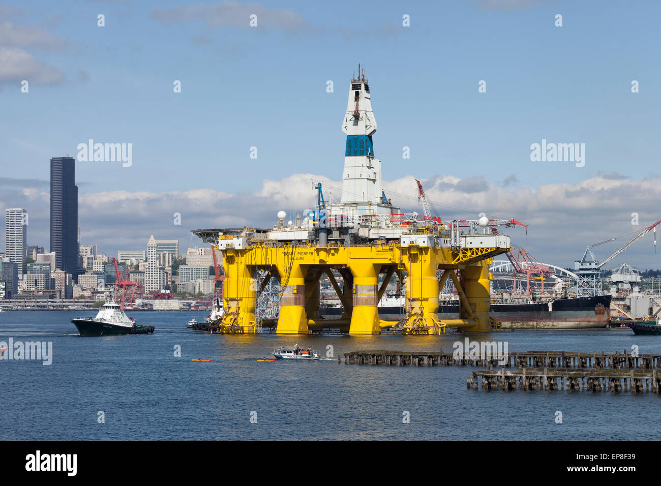 Seattle, Washington, USA. 14th May, 2015. Shell oil rig Transocean ...