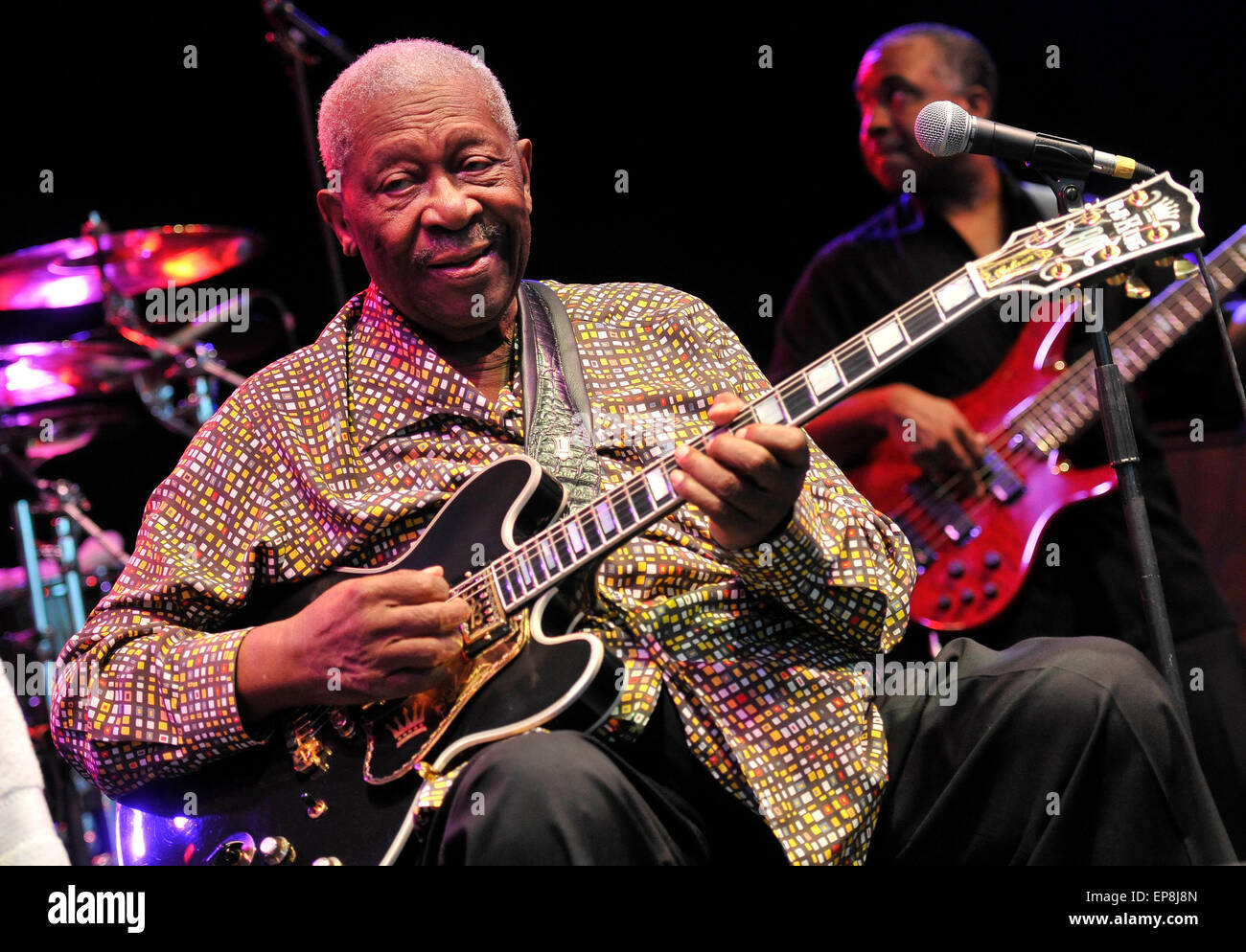 Blues musician B.B. King performs on the stage during a concert in Bonn ...