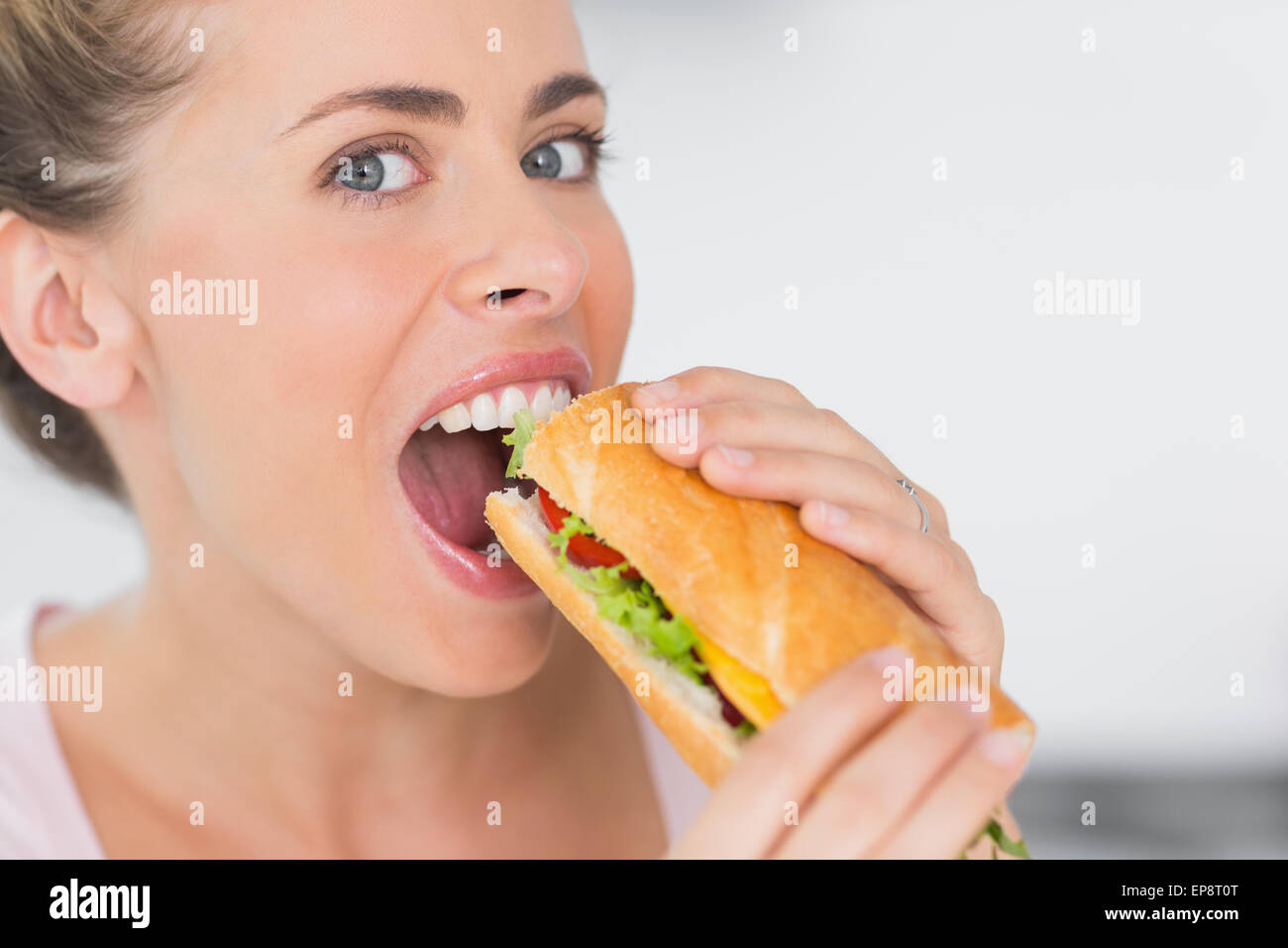 сэндвич кушать. бутерброды для детей. бутерброд кушаю. девушка ест сэндвич. человек ест бутерброд.