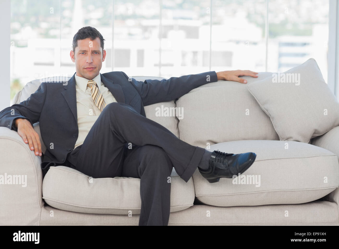 Толстый кот. Парень развалился на диване. Человек в кресле. Вальяжно сидит. Кот вальяжно лежит.