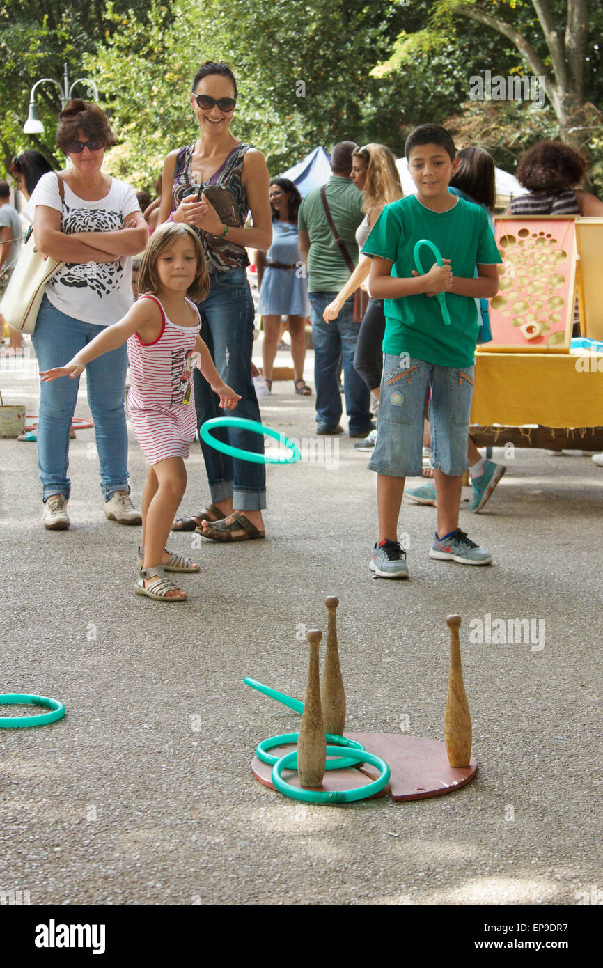 Hoops throwing hires stock photography and images Alamy