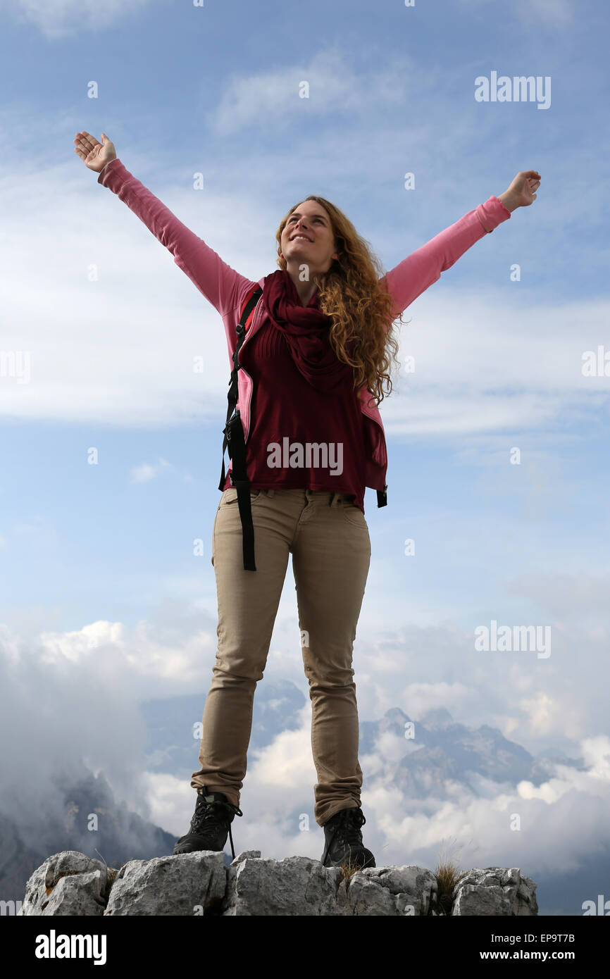 Erfolgreiche Bergsteigerin auf einem Berggipfel Stock Photo