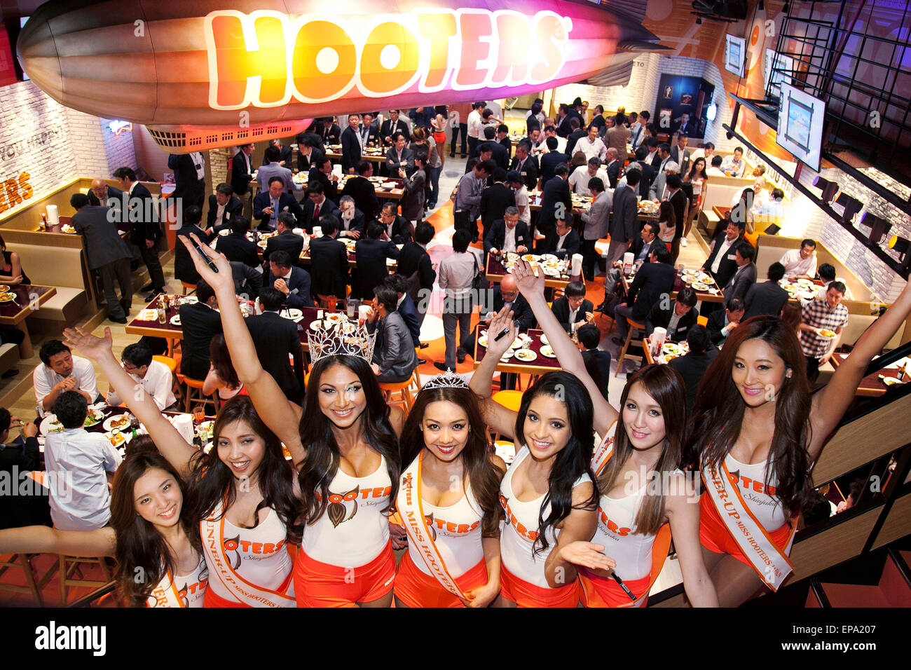 Tokyo, Japan. 15th May, 2015. Miss Hooters International 2014 Janet Layug and Miss Hooters International 2013 Marissa Raisor pose for the cameras with the top 5 Miss Hooters Japan 2015 during the pre-opening event for a new establishment in the Shinjuku District of Tokyo, Japan on May 15, 2015. Hooters first opened in Japan in 2010 and this new restaurant will be their fifth store. The new Shinjuku store will open to the public on May 18th. © Rodrigo Reyes Marin/AFLO/Alamy Live News Credit:  Aflo Co. Ltd./Alamy Live News Stock Photo