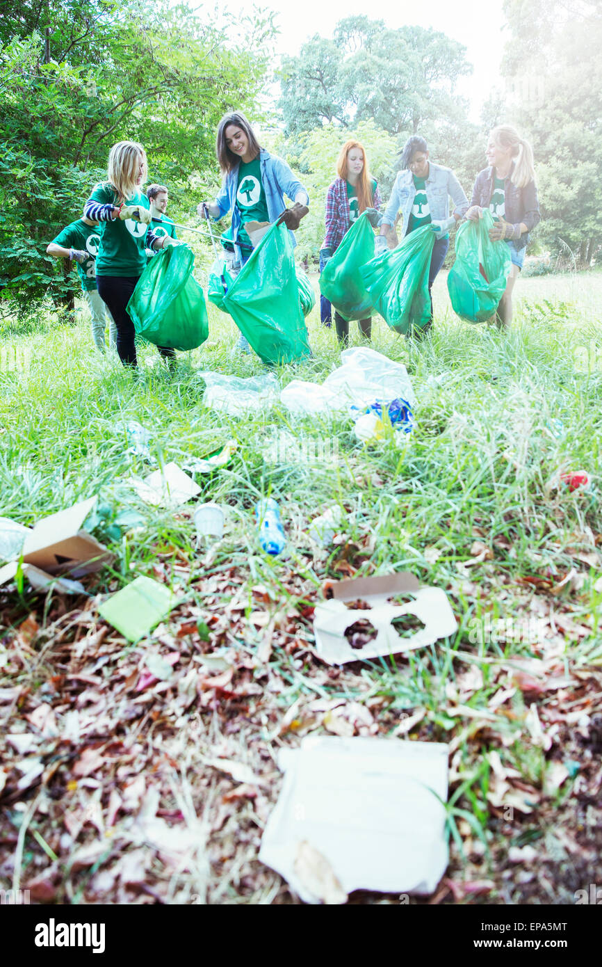 volunteering picking up trash field Stock Photo Alamy
