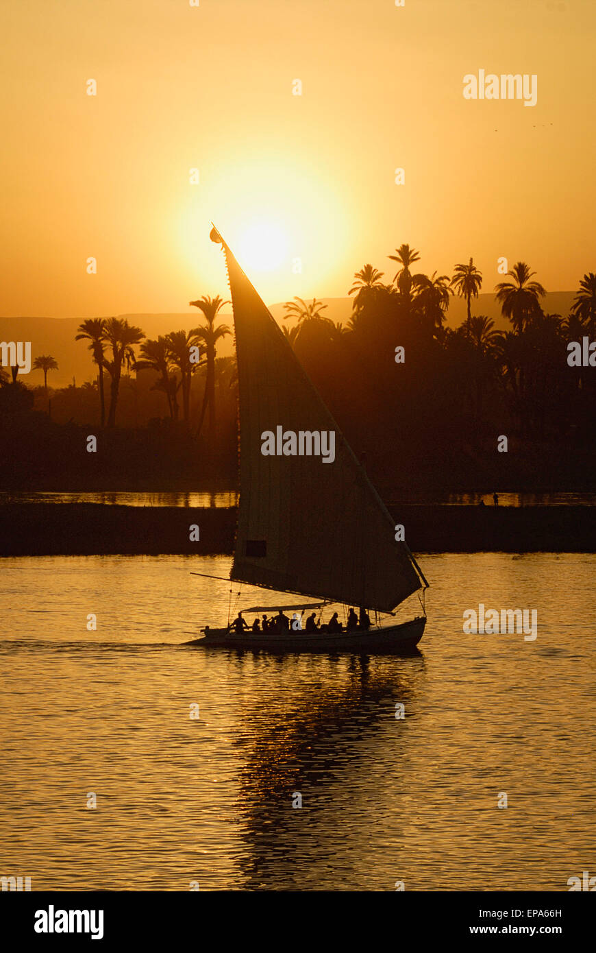 Traditional egyptian boat hi-res stock photography and images - Alamy