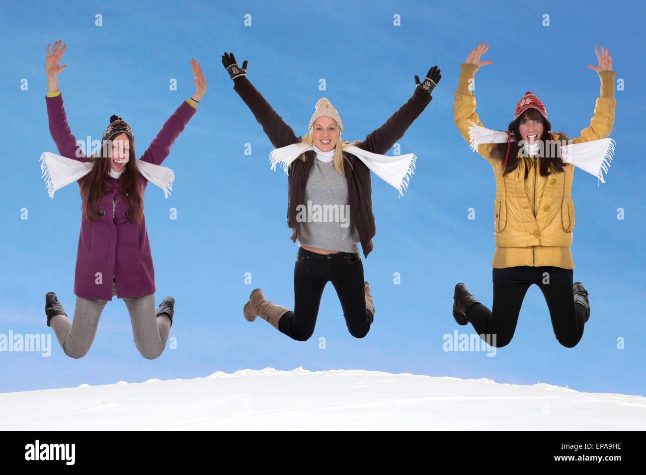 Junge Frauen springen im Winter im Schnee Stock Photo