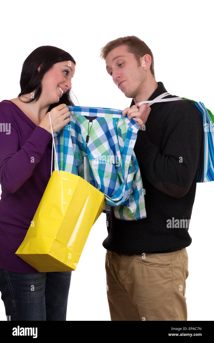 Junge Frau zeigt ihrem Freund ein Hemd beim Einkaufen Stock Photo