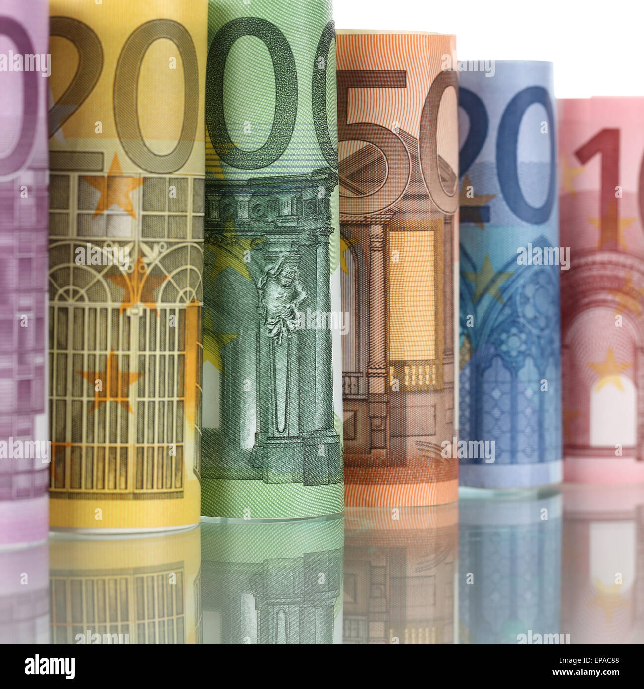 Gerollte Euro Scheine in einer Reihe Stock Photo