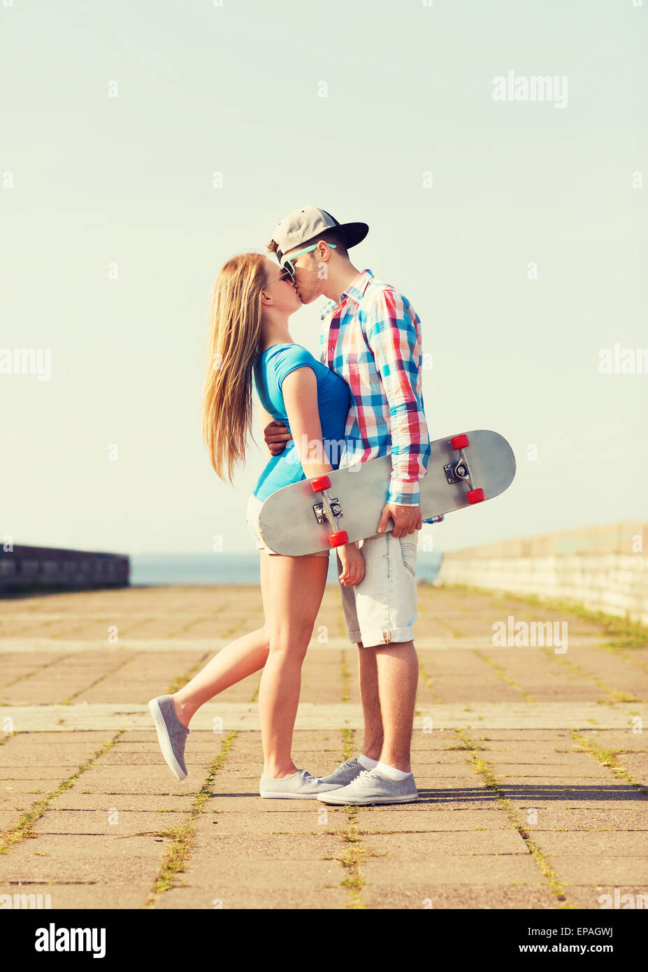 Couple kissing kiss teens teenagers hi-res stock photography and images ...