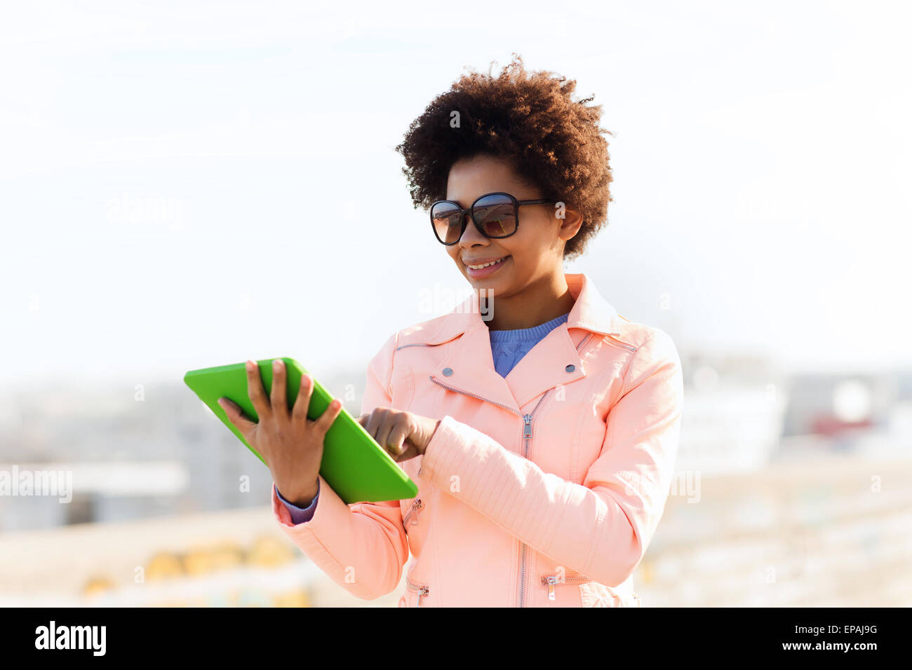 Teen girl reading tablet hi-res stock photography and images - Alamy