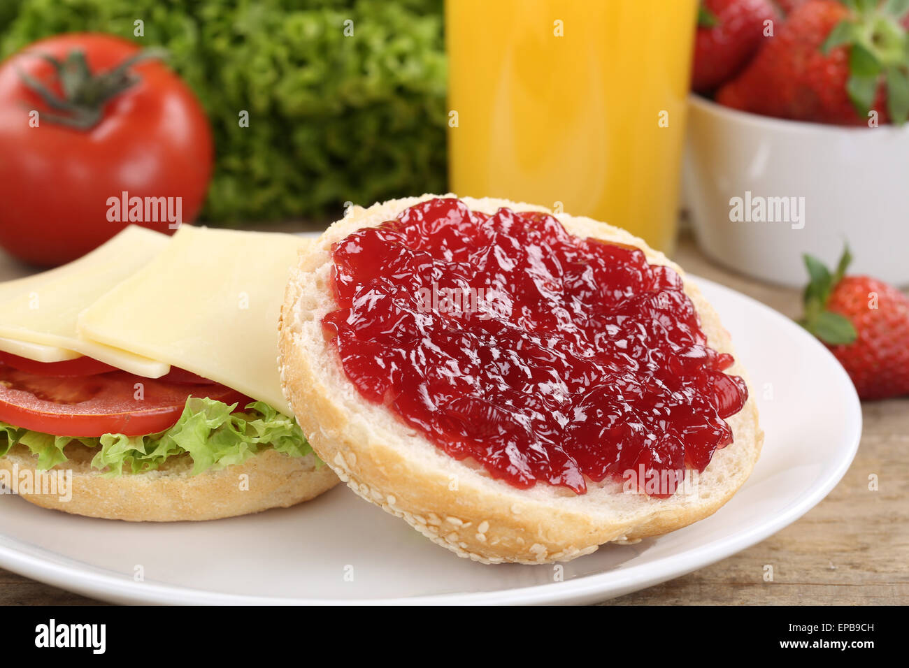 Gesundes Frühstück mit Brötchen, Marmelade und Orangensaft Stock Photo ...