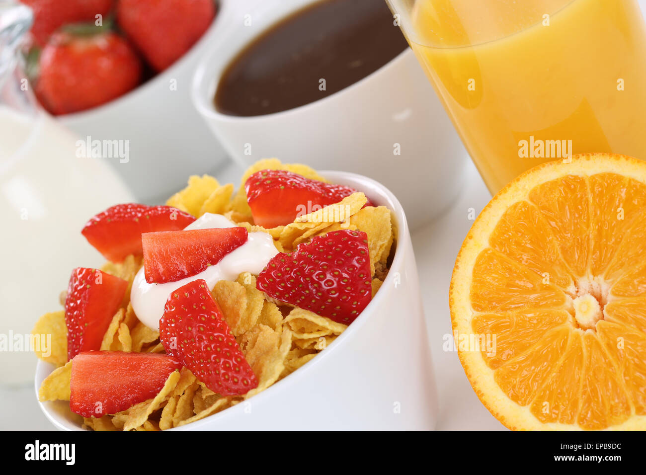 Gesundes Frühstück mit Früchte Müsli, Orangen, Saft und Milch Stock Photo