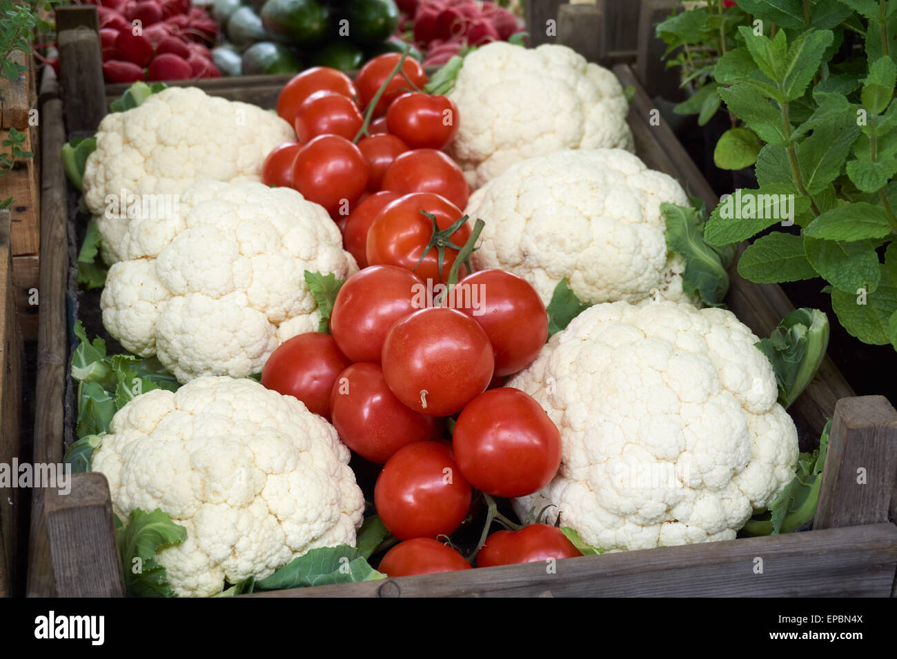 Frisches Gemüse in Holzkisten auf dem Wochenmarkt Stock Photo