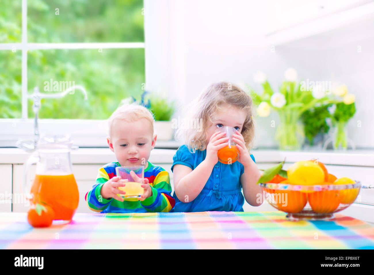 Коктейли для детей. Мальчик пьет сок. Дети джус. Дети джус. Лимонад для детей.