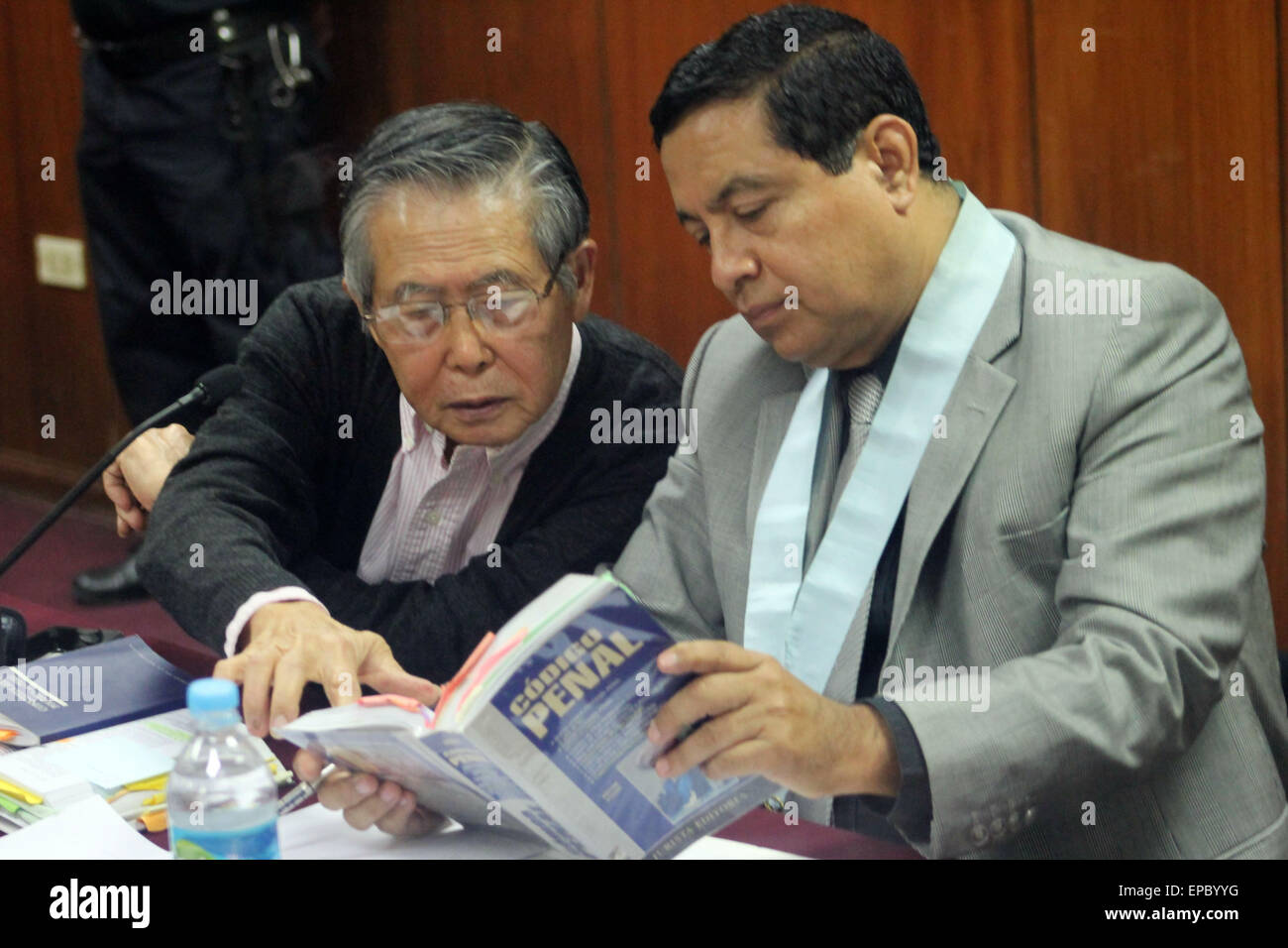 Lima, Peru. 15th May, 2015. Peru's former President Alberto Fujimori (L) and his lawyer William Paco Castillo (R) read the Penal Code during his hearing in Lima's Supreme Court of Justice in Lima city, capital of Peru, on May 15, 2015. Former Peruvian President Alberto Fujimori presented on Friday an 'Habeas Corpus' for the replacement of the telephone line in his detention center, which was suspended after he granted interviews to the media, according to local press. © Luis Camacho/Xinhua/Alamy Live News Stock Photo