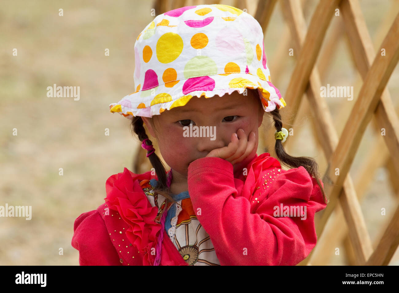 Girl by a lattice wall-section of a Mongolian ger (yurt), Gobi Gurvansaikhan National Park, Ömnögovi Province, Mongolia Stock Photo