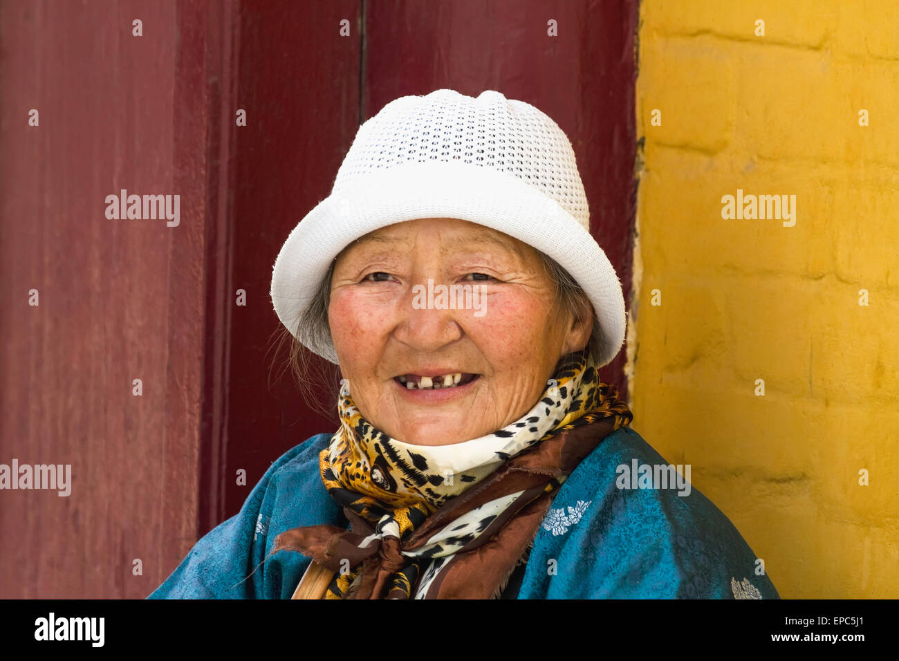 Old woman be the Gandan Monastery (Gandantegchinlen Khiid), Ulaanbaatar (Ulan Bator), Mongolia Stock Photo