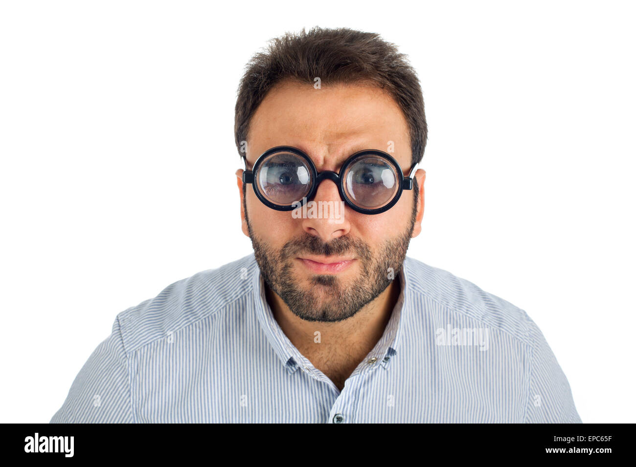Человек в очках с толстыми линзами