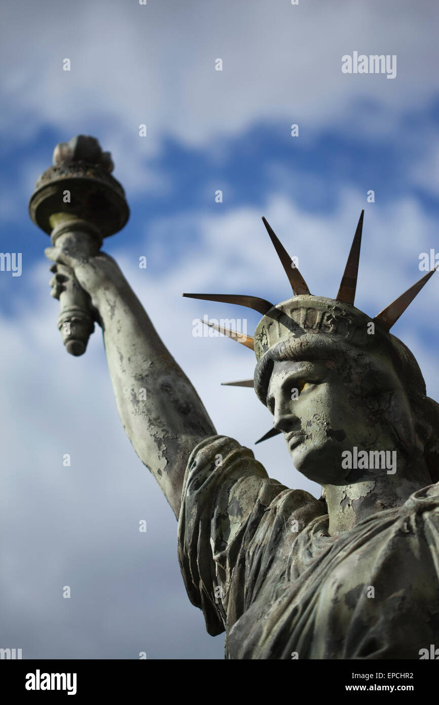 Damaged copy of the Statue of Liberty Stock Photo Alamy