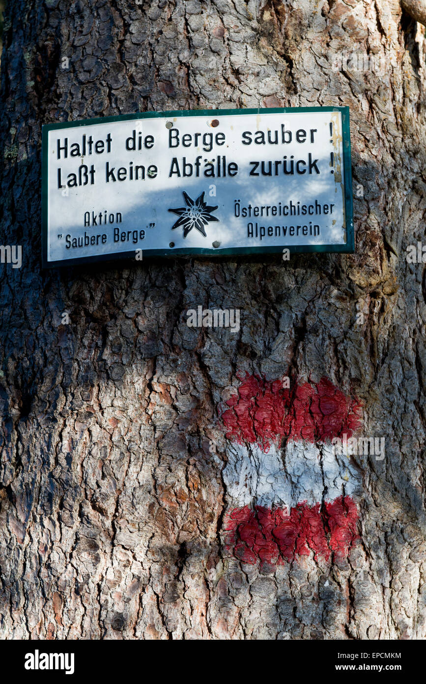 alpine signpost 'Haltet die Berge sauber - lasst keinen Abfall zurück' near Grundlsee, Styria, Austria Stock Photo