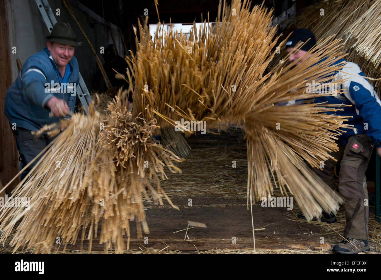 Vorbereitung der Schabkostüme für das Mitterndorfer Nikolospiel, Krungl, Steiermark, Salzkammergut Stock Photo