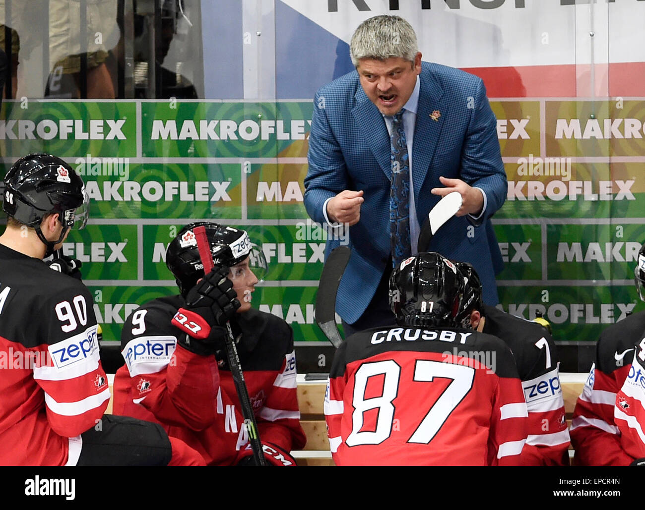 Prague, Czech Republic. 16th May, 2015. Canadian head coach Todd McLellan speaks to his players during the Ice Hockey World Championships semifinal match Canada vs Czech Republic in Prague, Czech Republic, May 16, 2015. © Roman Vondrous/CTK Photo/Alamy Live News Stock Photo