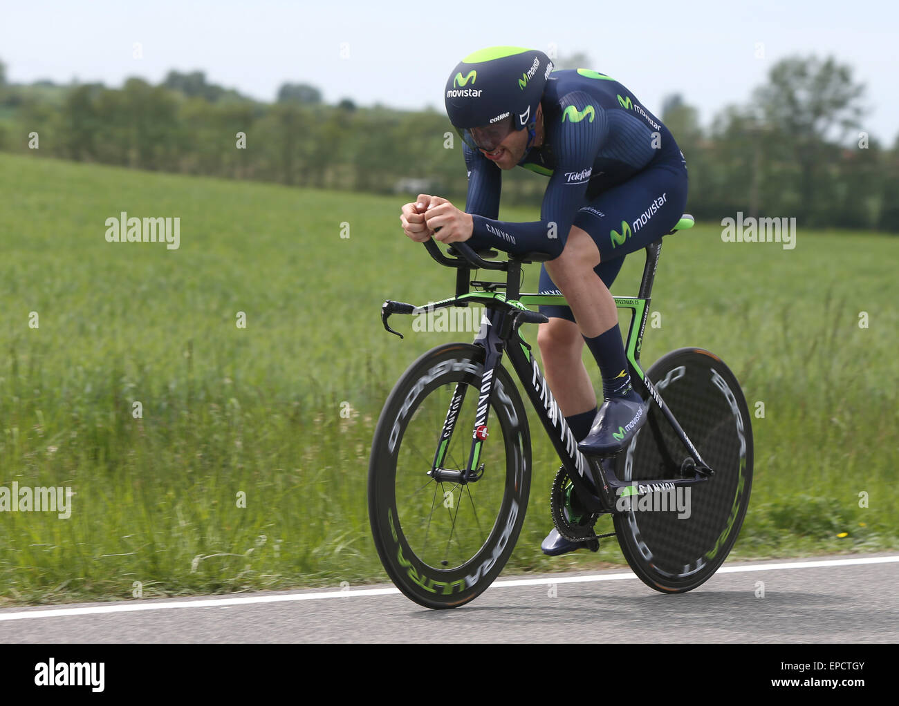 HANDOUT - Radsport Bayern Rundfahrt am 15.05.2015, 4. Etappe von Selb nach Ebern (Bayern). Der Brite Alex Dowsett vom Team Movistar, aufgenommen beim Einzelzeitfahren. Dowsett gewann das Zeitfahren. Foto: Bayern Rundfahrt/Rene Vigneron/dpa (ACHTUNG: Nur zur redaktionellen Verwendung und nur bei Nennung: «Foto: Bayern Rundfahrt/Rene Vigneron/dpa») Stock Photo