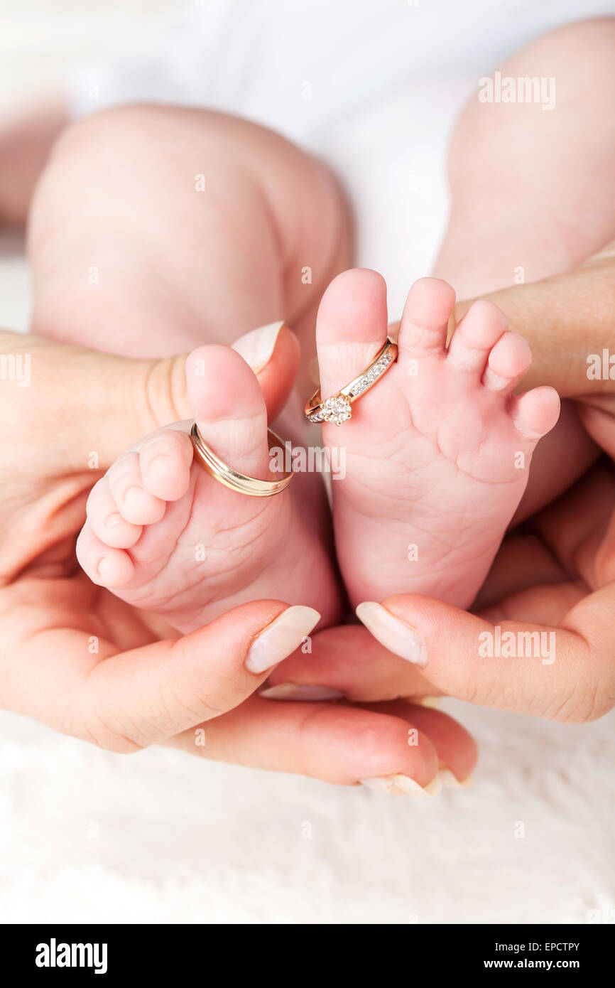 Little feet of a newborn baby with his parents' wedding rings on his  fingers 4858512 Stock Photo at Vecteezy