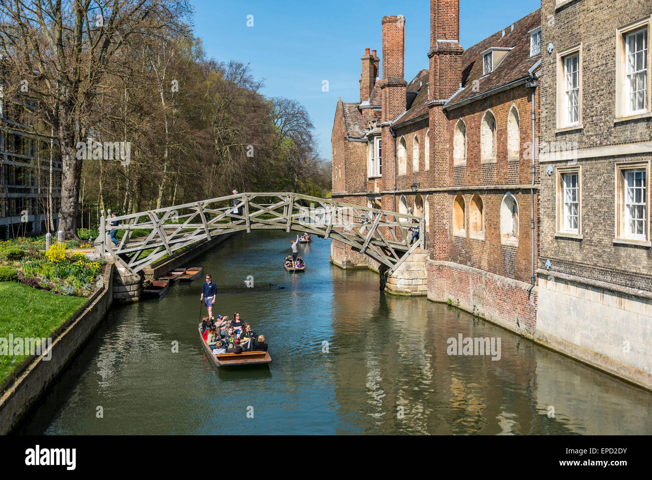 The Mathematical Bridge in Cambridge, officially the Wooden Bridge spans the River Cam within Queens' College Stock Photo