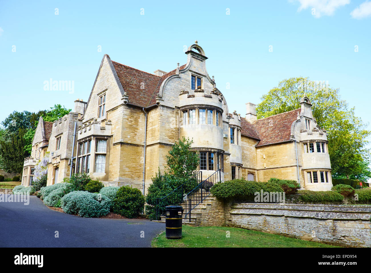 rushden-hall-the-town-council-offices-within-hall-park-rushden