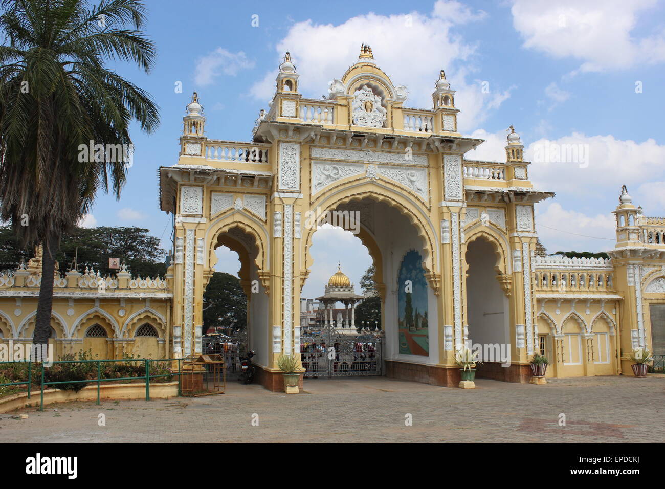 Inside the Maharaja's Palace compound:monumental gateway from New Statue Circle Stock Photo