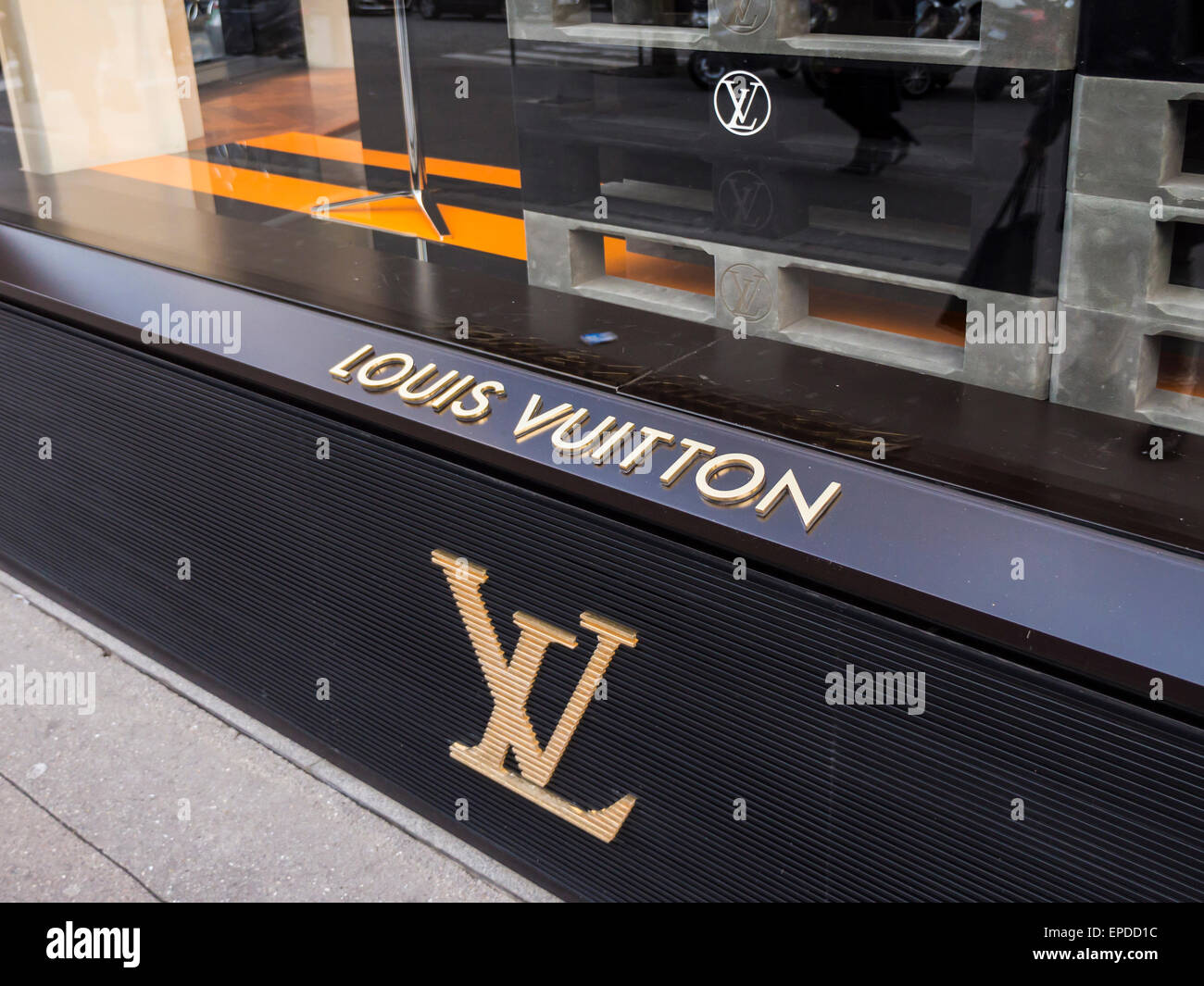 The front of the Louis Vuitton fashion store on the Champs-Élysées
