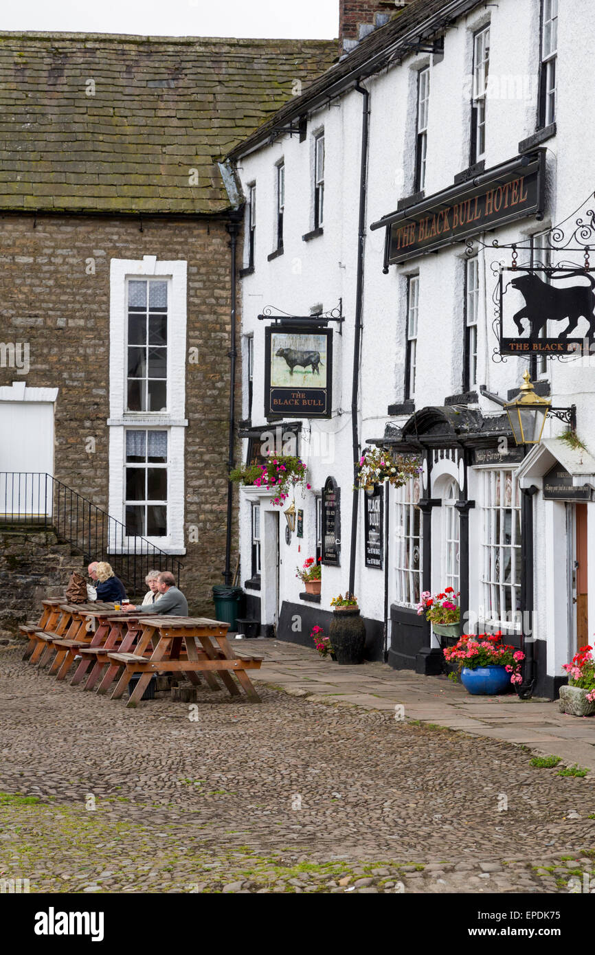 UK, England, Yorkshire, Reeth.  Two Couples Talking outside the Black Bull Hotel. Stock Photo